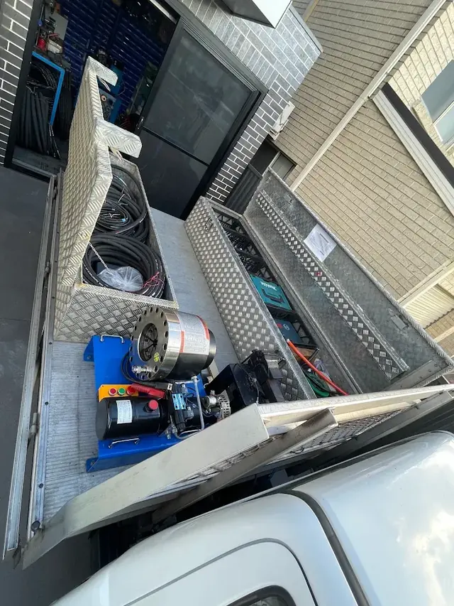 Side storage with hydraulic equipment